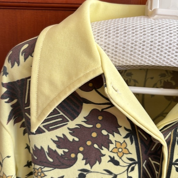 Vintage blouse from 70's.  Style is cool and hip! - Picture 3 of 3